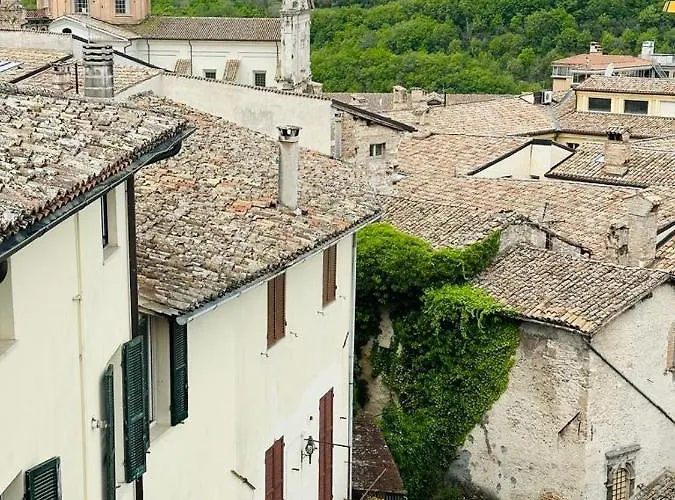 Trilocale In Centro Storico A スポレート